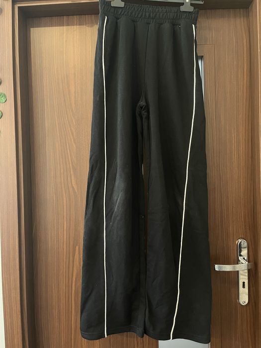 Czarne spodnie dresowe z białym lampasem