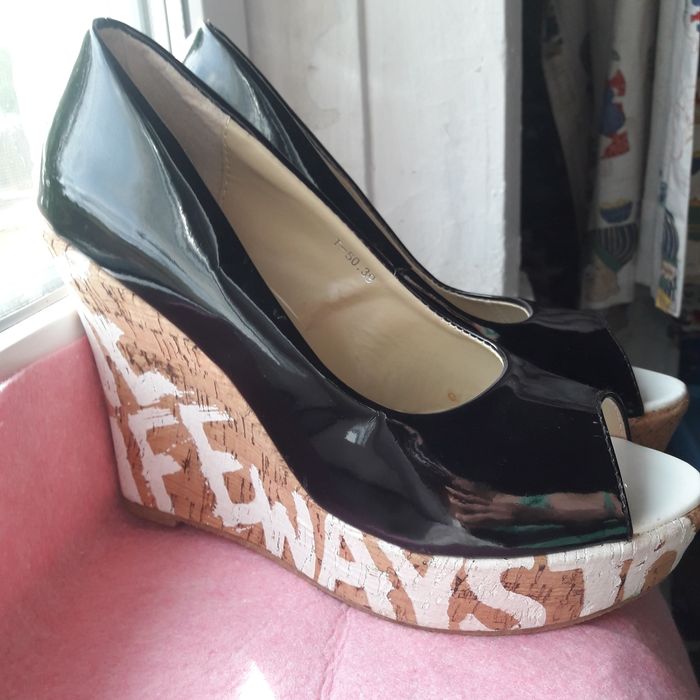 Туфли на платформе и Туфли на каблуке.