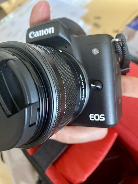 Câmara Mirrorless Canon EOS M50 + Lente EF-M 15-45mm (Como Nova!)