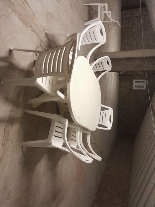 Mesa de plástico grande extensível, oito cadeira e carrinho