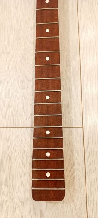 Gitara basowa.  Gryf
