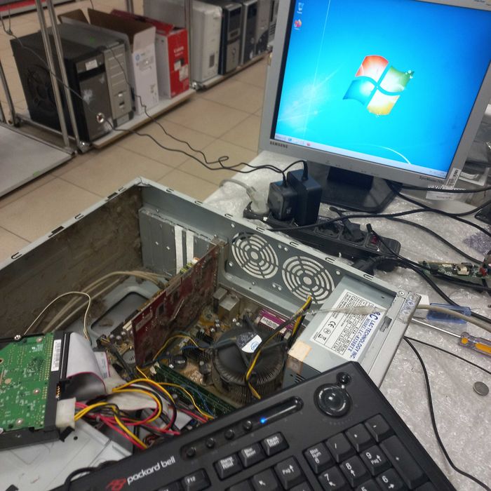 Професійний ремонт ноутбуків, планшетів, комп'ютерів та телефонів.