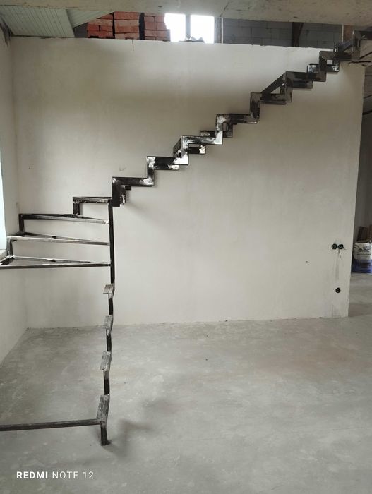 Продам сходи металеві