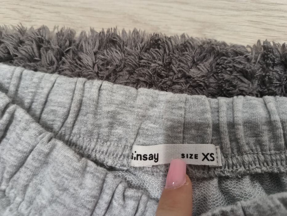 Szare dresy z sinsay