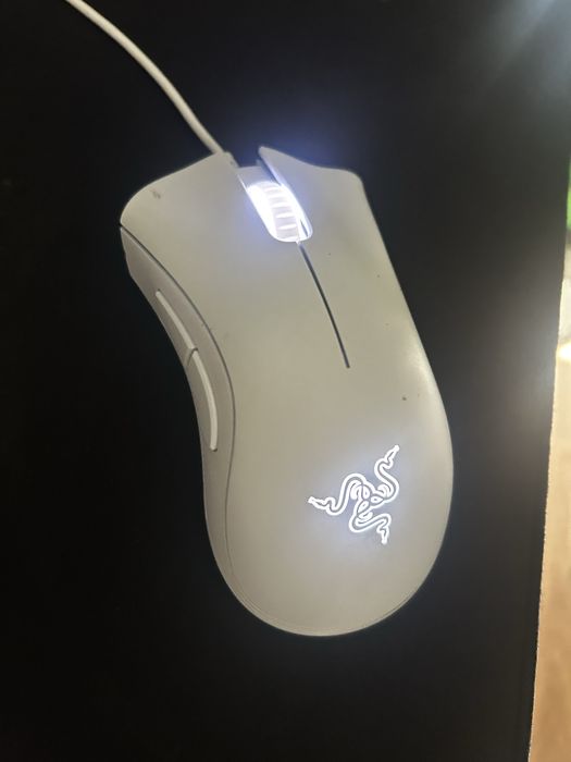 Vendo PC GAMING COMPLETO COM SECRETARIA MONITOR PERIFERICOS PS4 e televisao  e retiro os adesivos se necessario a com mais um rato e eum teclado