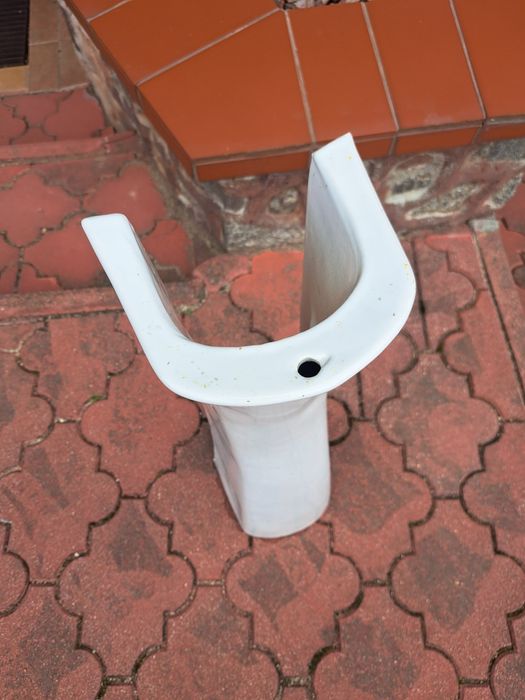 Postument noga pod umywalkę biała ceramiczna