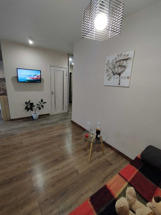 Бровары, посуточно, двухкомн, Лесной квартал, центр, новый дом, 5 мест