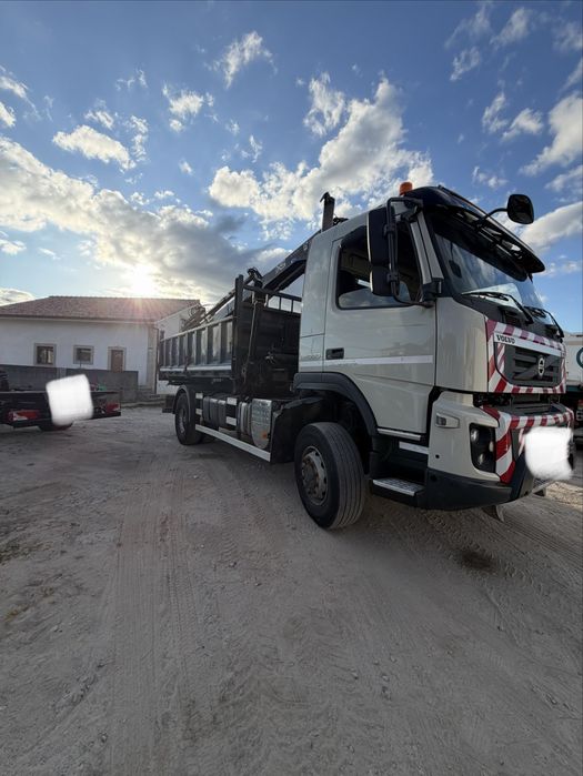 Volvo FMX 330 com bascúla e grua