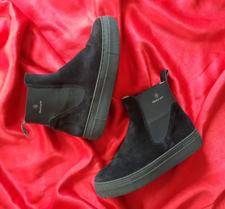 Czarne zamszowe botki na platformie marki GANT