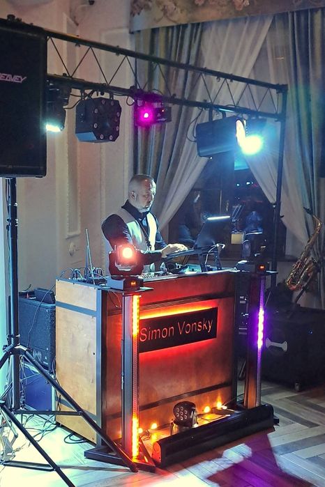 DJ Simon Vonsky , saksofonista, akordeonista,  konferansjer, wodzirej.