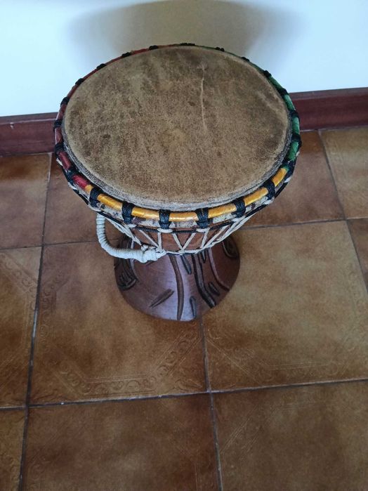 Djembe um tambor de percussão tradicional africano