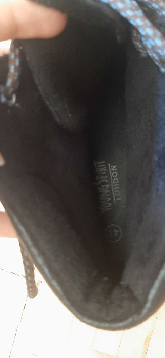 Buty sznurowane.