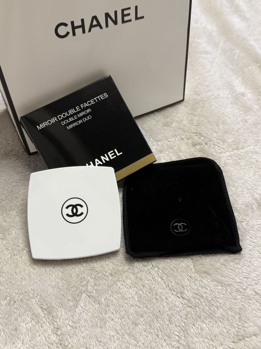 Białe lusterko kieszonkowe chanel beauty