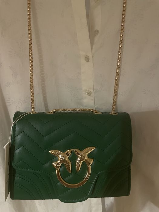 Carteira verde com corrente dourada