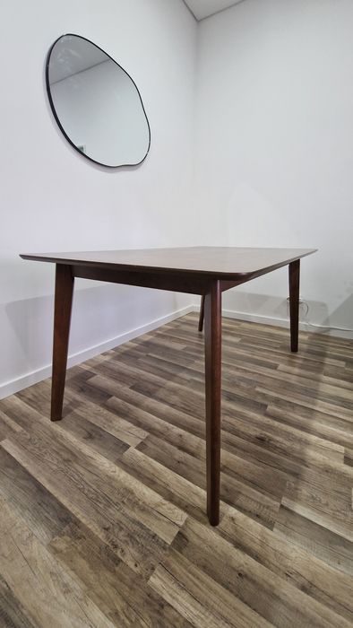 Mesa de jantar madeira escura