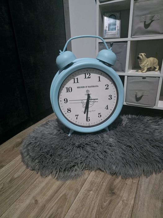 Dwa rózne zegary ścienne
