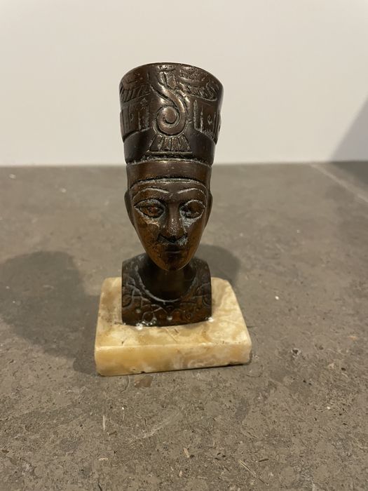 Esfinge em estanho com base em mármore