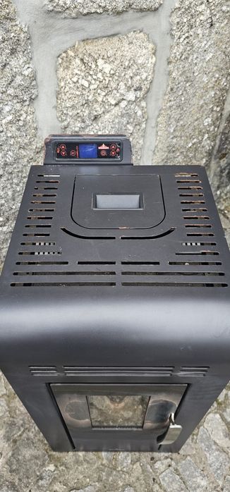 Salamandra a pellets em bom estado da marca Bronpi, com comando