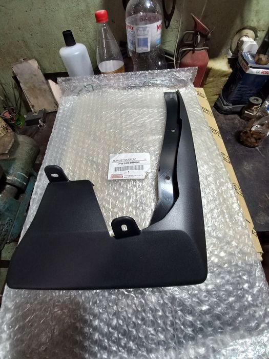 Брызговики задний правый на Тойоту рав 4