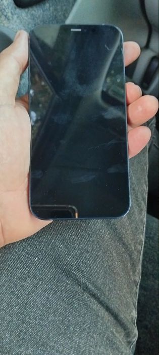 iPhone 12 um risco