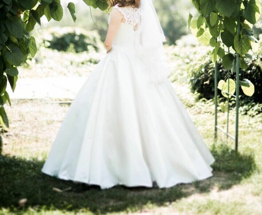 Весільна сукня