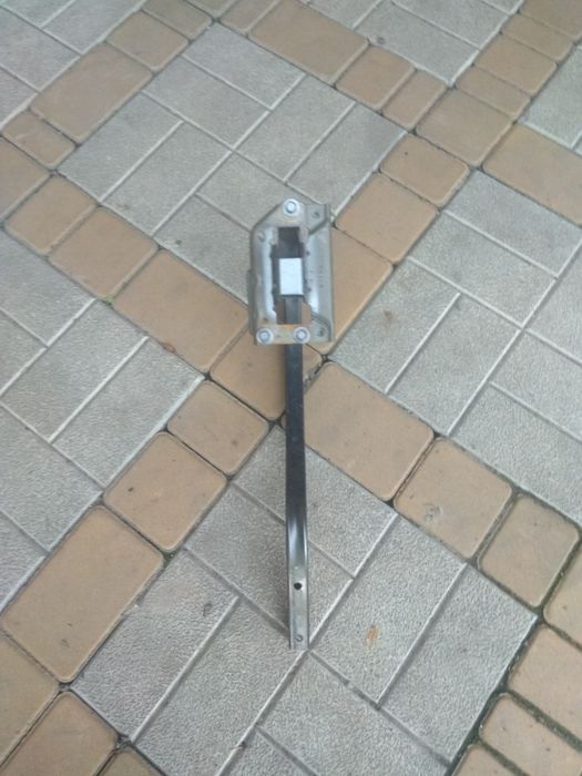 Лева петля кришки багажніка на Nissan Altima