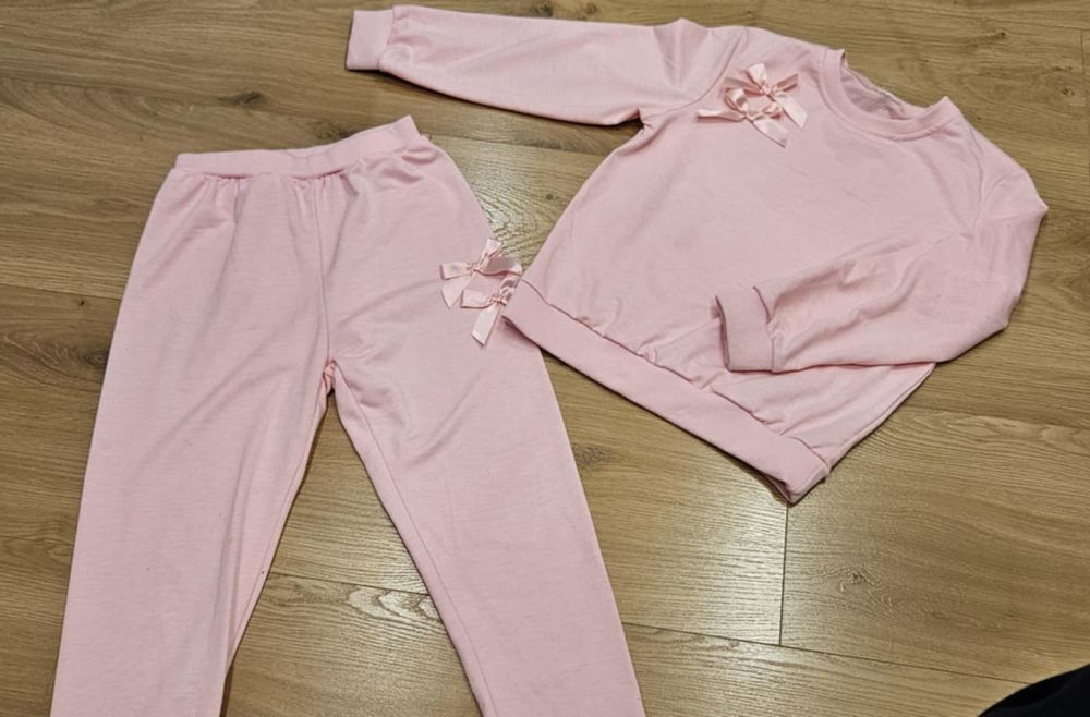 Dres dziewczęcy, różowy. Roz. 122-128.