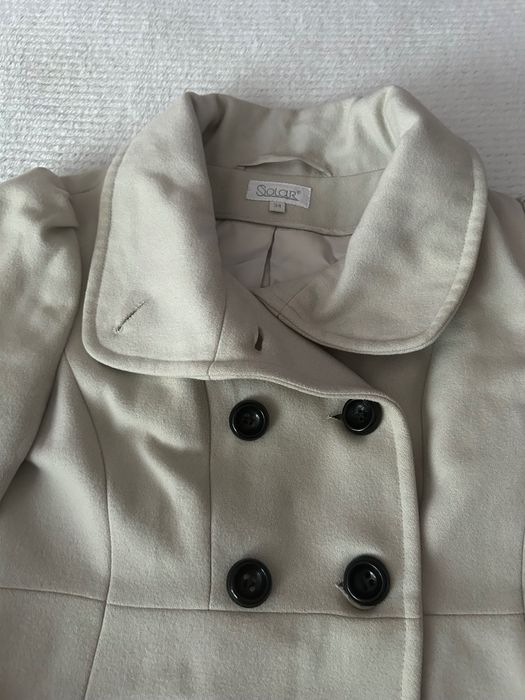 Wełniany płaszcz damski elegancki kokardka beżowy stylowy