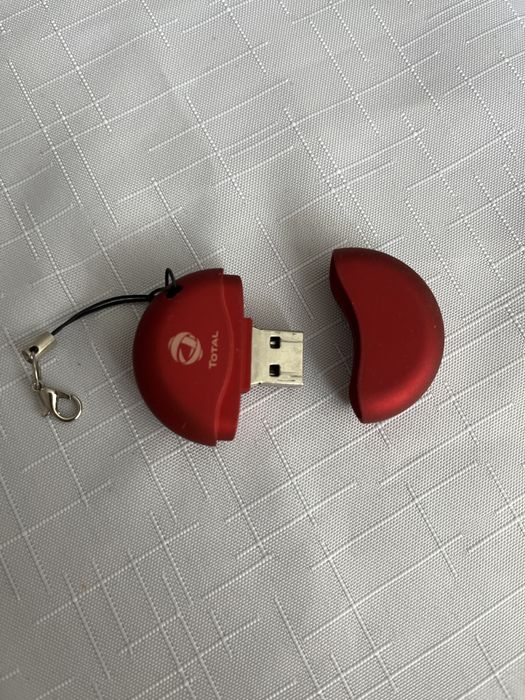 Pendrive czerwony firmy Total 8Gb