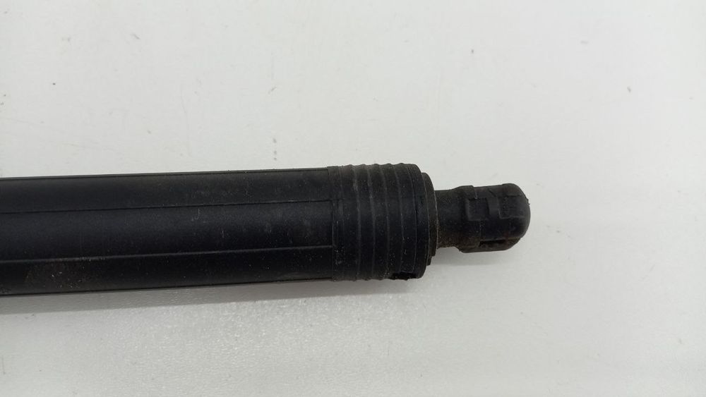 Амортизатор крышки багажника Volkswagen Passat B8 3G9827851B