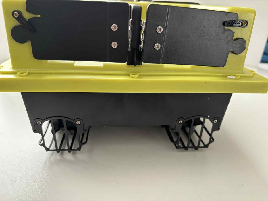 Łódka zanętowa zdalnie sterowana z pilotem [295]