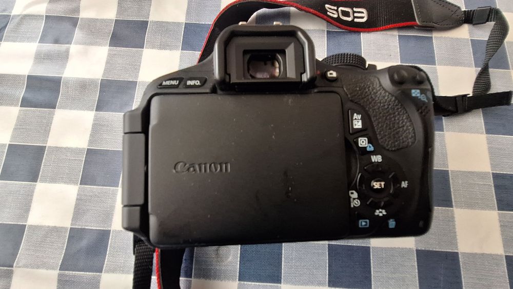 Maquina canon EOS 600D