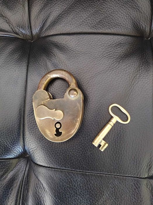 Cadeado século XIX. Completo com chave. Funcional.