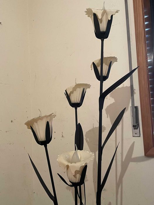 Candeeiro de pé com flores