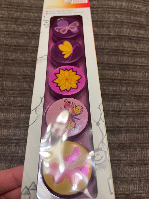 Новий набір  яскравих резинок стирачок,5шт.і набір пластик.стікерів