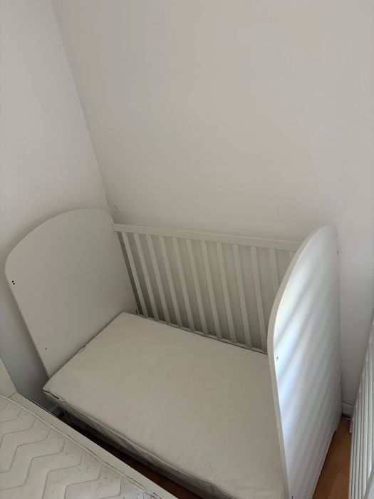 Berço com colchão em bom estado IKEA