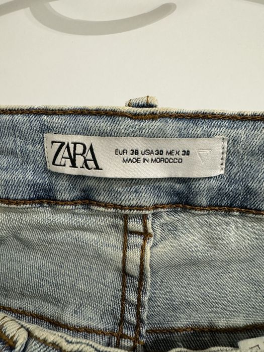 Jasne męskie jeansy