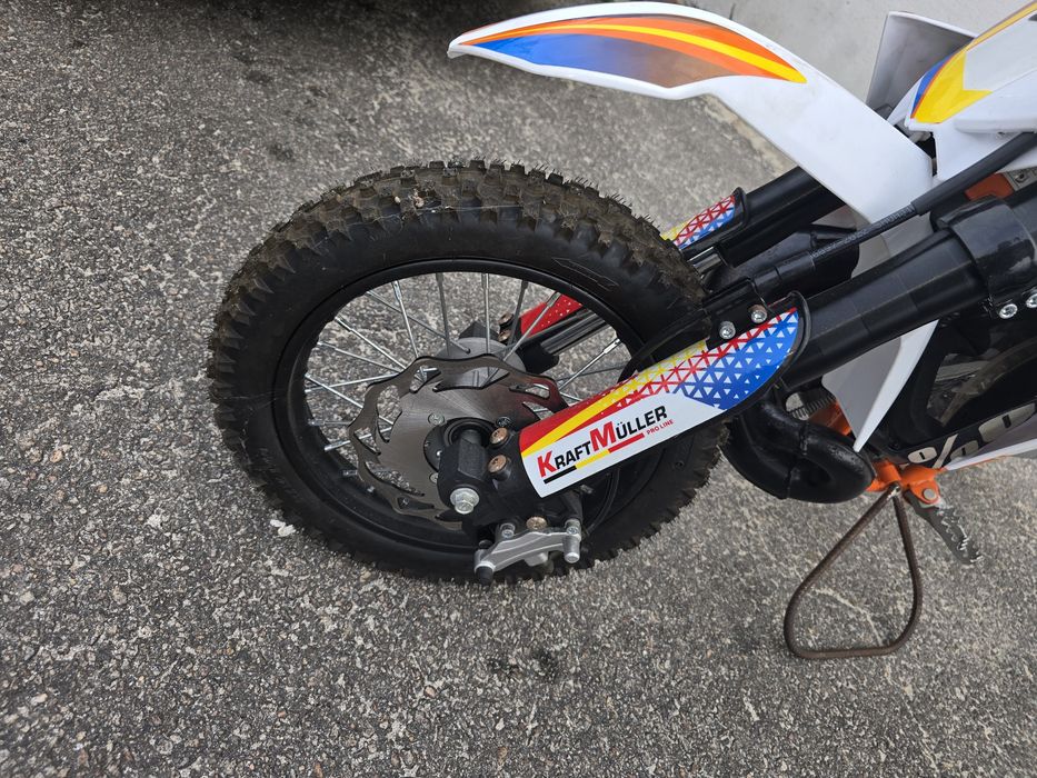 Mini mota 50cc 2 tempos suspensao invertida travoes disco frente e atras
