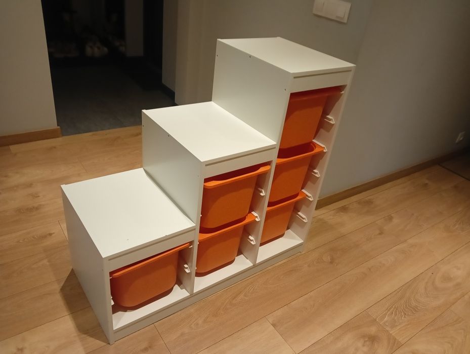 Regał z pojemnikami ikea