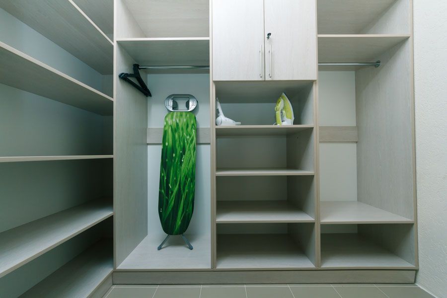 Затишна двокімнатна. При відключенні світла - ліфти працюють, вода є.