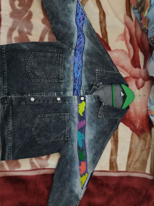 Джинсова куртка з персоналізованим малюнком