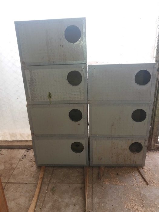 ninhos de papagaio revestidos a chapa na frente e cantoneira metálica