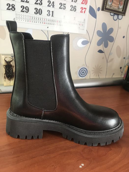 Продам новые женские ботинки челси.