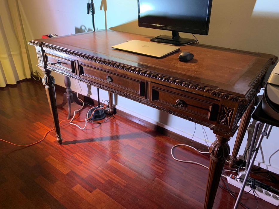 SECRETÁRIA MADEIRA COM 3 GAVETAS E TAMPO FORRADO A PELE