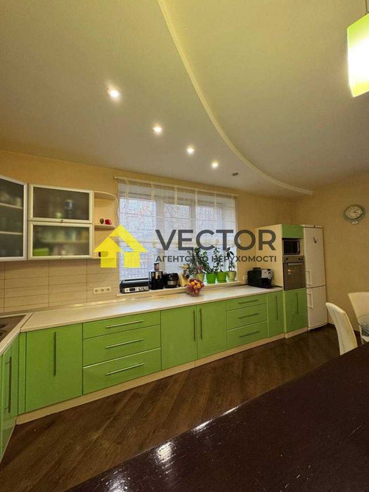 Двоповерховий будинок у місті з гаражем та підвалом!