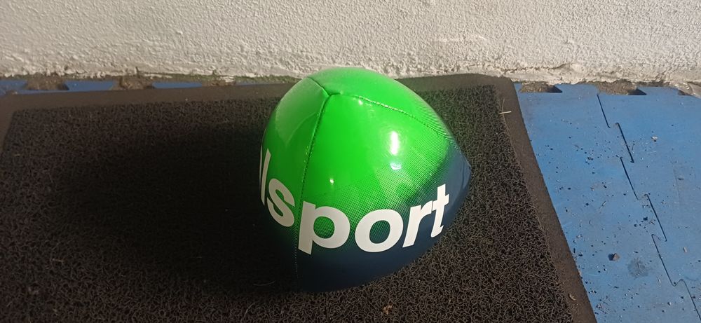 Vendo bola de treino de guarda-redes.