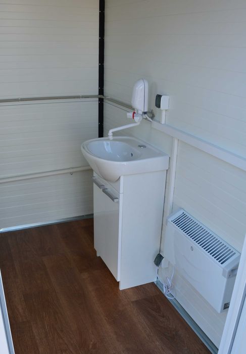 KONTENER SANITARNY 2×3 m damsko-męski – 2 wejścia, 2 WC, pisuar