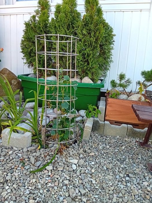 Drabinka nierdzewna na kwiaty do ogrodu