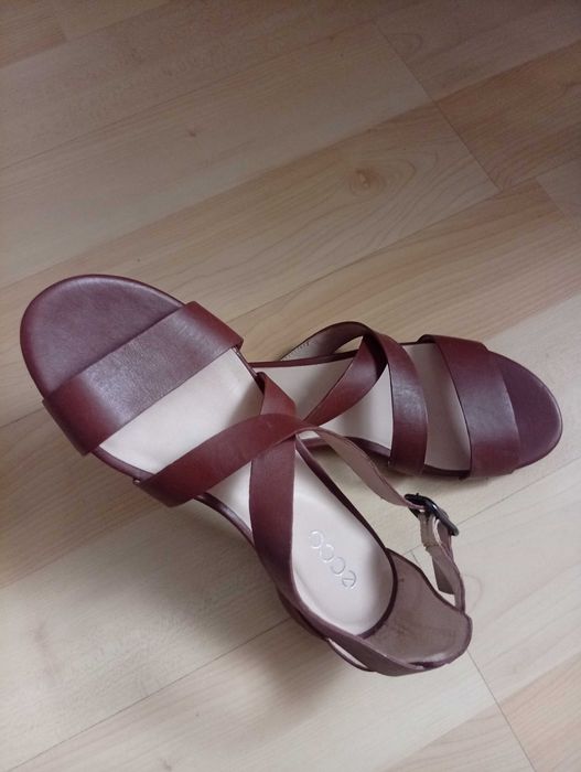 Sandálias de pele de mulher novas da prestigiada marca ECCO