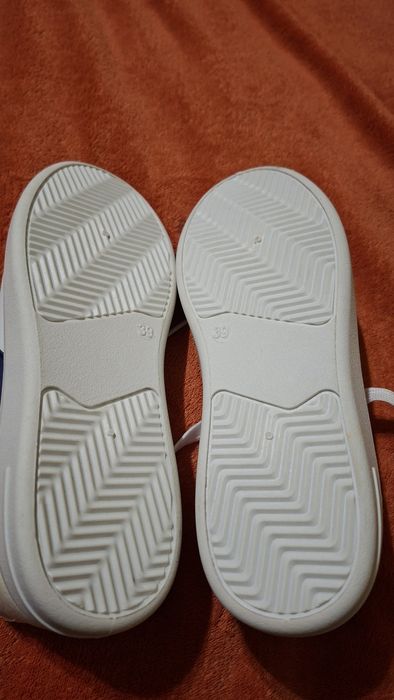 Кросівки нові білі